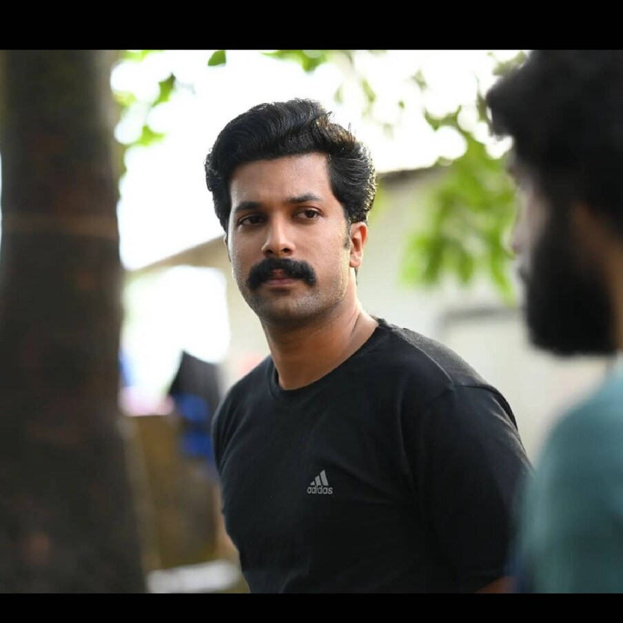  'SFI ക്കാരിയും BJP ക്കാരനും കാണണ മുക്കിലും മൂലയിലും നിന്ന് രാഷ്ട്രീയം പറഞ്ഞാണ് തുടങ്ങിയത്... നാട്ടുകാര് പറഞ്ഞു അവര് മുടിഞ്ഞേ പ്രേമമാണെന്ന്. എന്നാപ്പിന്നെ അങ്ങനെയാവട്ടെ നിനക്ക് ok യല്ലേന്ന് അദ്യേം. ആയിക്കോട്ടേന്ന് നോം. അങ്ങനെ പത്താം ക്ലാസ്സ് കഴിഞ്ഞ് ഡിഗ്രി വരെ അഞ്ചു കൊല്ലത്തെ പ്രണയ കാലം... (തുടർന്ന് വായിക്കുക)