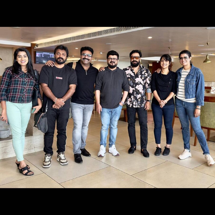  നടൻ ദിലീപ് (Dileep), ഗായിക അമൃത സുരേഷ് (Amrutha Suresh), സംവിധായകനും ഗായകനുമായ നാദിർഷ (Nadhirshah), കോട്ടയം നസീർ (Kottayam Naseer), രഞ്ജിനി ജോസ് (Ranjini Jose) തുടങ്ങിയവർ പങ്കെടുക്കുന്ന പരിപാടി വിദേശത്ത്. അമൃത സുരേഷാണ് ഈ ചിത്രങ്ങൾ സോഷ്യൽ മീഡിയയിൽ പോസ്റ്റ് ചെയ്തത്. മലയാള സിനിമയിലെ താരങ്ങളുമായി ഒട്ടേറെ വിദേശ സ്റ്റേജ് ഷോകൾ അവതരിപ്പിച്ച പാരമ്പര്യമുള്ളയാളാണ് നാദിർഷ. കോവിഡ് ഏർപ്പെടുത്തിയ വിലക്കുകളും കാലതാമസങ്ങളും മാറിയ സ്ഥിതിക്ക് വീണ്ടും മലയാള സിനിമാ രംഗം വിദേശത്ത് സജീവമാകും എന്ന് പ്രതീക്ഷിക്കാം