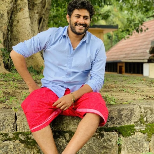  'ഹാപ്പി വാലെന്റൈൻസ് ഡേ മൈ ഡിയർ ഖുറേഷി. ഒരു ഒൻപത് വർഷം മുൻപ് തൊഴിൽ രഹിതനായ ഞാനും ജോലിയുള്ള അവളും പ്രണയദിനം ആഘോഷിക്കാൻ പോയപ്പോൾ... ബില്ല് വന്നപ്പോൾ മുങ്ങിയ ഞാൻ പിന്നെ പൊങ്ങിയത് ബസ് സ്റ്റോപ്പിലാണ്' എന്ന് പെപ്പെ