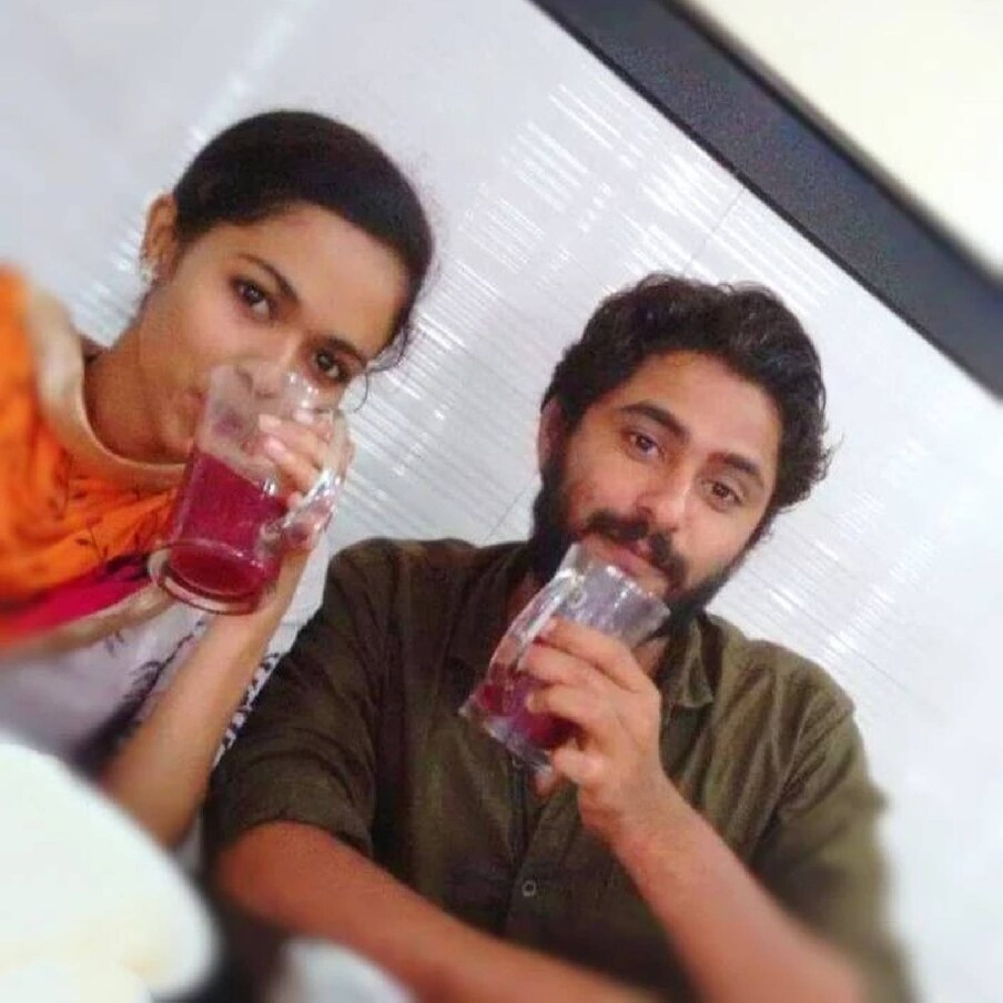  എത്ര സിനിമകൾ കഴിഞ്ഞാലും ആന്റണി വർഗീസ് (Antony Varghese Pepe) എന്നാൽ മലയാളി പ്രേക്ഷകർക്കും ആരാധകർക്കും അങ്കമാലിയിലെ പെപ്പെ തന്നെയാണ്. നീണ്ട ചുരുളൻ മുടിക്കാരനായി എത്തി പ്രേക്ഷകരുടെ മനം കവർന്ന പെപ്പെയുടെ മനസ്സ് കവർന്നത് പക്ഷേ അനീഷ പൗലോസ് എന്ന പെൺകൊടിയാണ്. 2021ൽ ആന്റണി അനിഷയെ ജീവിത സഖിയാക്കി