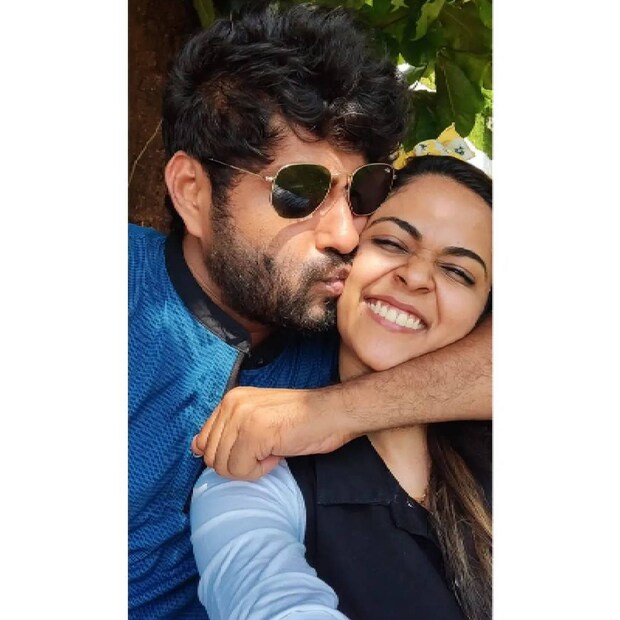  സിനിമയിൽ തിളങ്ങുന്ന നേരത്താണ് അനിഷയെ ആന്റണി വിവാഹം ചെയ്തത്. എന്നാൽ സിനിമയുടെ വെള്ളിവെളിച്ചം വീഴുന്നതിനും മുൻപേ അനിഷ പെപ്പെയുടെ കൂടെയുണ്ട്. അതും പറയാനൊരു ജോലികൂടി ഇല്ലാതിരുന്ന നാളുകളിൽ. അതാണ് ഇക്കുറി പെപ്പെയുടെ വാലെന്റൈൻസ് ദിന പോസ്റ്റും. ആന്റണി പറയുന്നത് കേൾക്കാം (തുടർന്ന് വായിക്കുക)