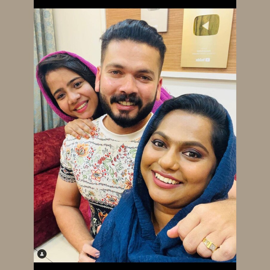  യൂട്യൂബ് ചാനലാണ് മറ്റൊന്ന്. ഇവിടെ സബ്സ്ക്രൈബേഴ്‌സിന്റെ എണ്ണം ആയിവരുന്നതെയുള്ളൂ. ഇൻസ്റ്റഗ്രാമിൽ എബ്രാൻ ഫോളോ ചെയ്യുന്നത് ബഷീറിനെയും മഷൂറയെയും സുഹാനയെയും അവന്റെ സഹോദരനെയും സഹോദരിയെയും ചില സുഹൃത്തുക്കളെയും മാത്രമാണ്