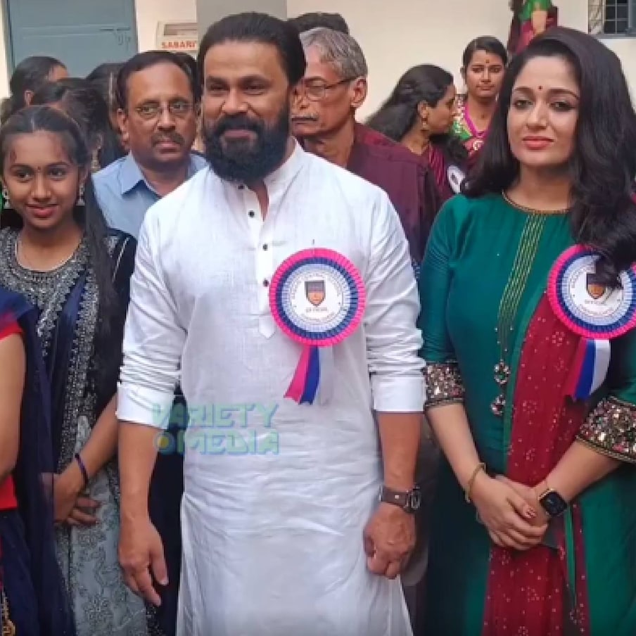  ദിലീപിനും കാവ്യക്കുമൊപ്പം സ്കൂൾ അധികൃതരും ചേർന്നായിരുന്നു സ്വീകരണം (ഫോട്ടോ: വെറൈറ്റി മീഡിയ)