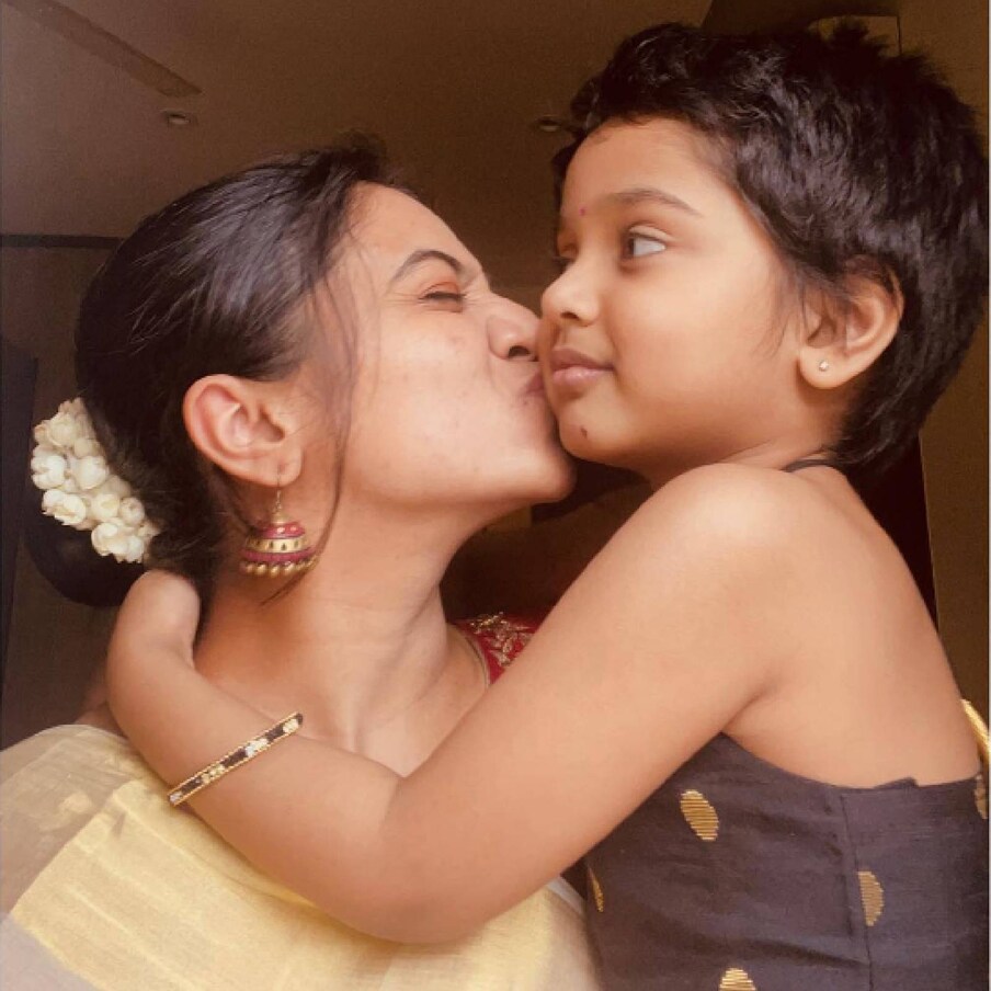  മാമാട്ടി എന്ന് വിളിക്കുന്ന അനുജത്തി മഹാലക്ഷ്മിയും മീനാക്ഷിയും തമ്മിൽ നല്ല ചങ്ങാത്തത്തിലാണ്