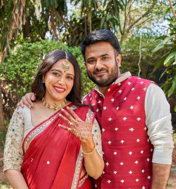  ബോളിവുഡിലെ പതിവ് ശൈലിയിൽ നിന്ന് തീർത്തും വ്യത്യസ്തയാണ് സ്വര. ഫാഷനും സ്റ്റൈലുമൊന്നുമല്ല സിനിമയ്ക്ക് പുറത്ത് സ്വരയുടെ ലോകം. ബോളിവുഡിലെ ആഡംബരങ്ങളോ വർണപ്പകിട്ടുകളോ അവരുടെ സോഷ്യൽമീഡിയയിൽ ഒരിക്കലും കാണാനാകില്ല.