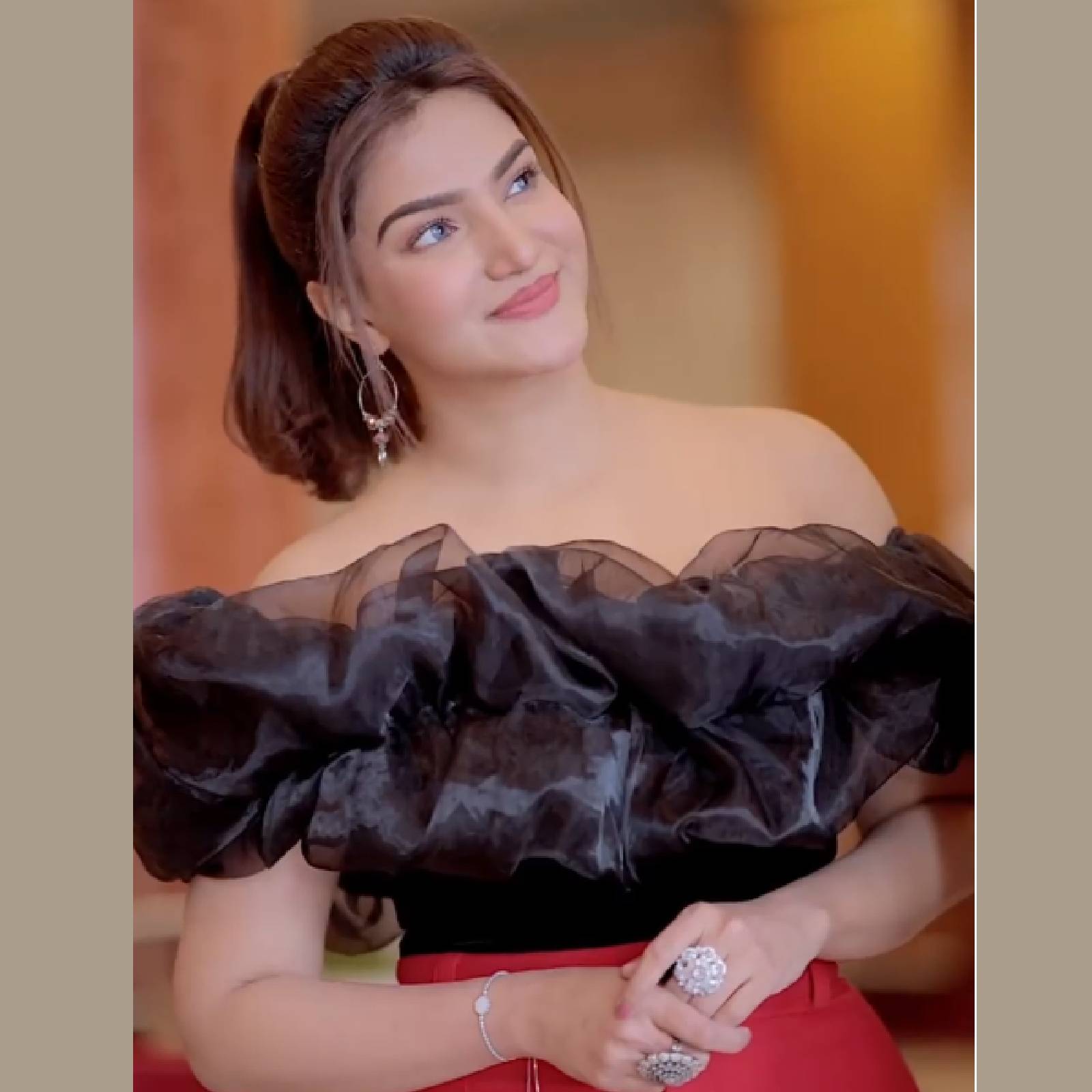  നായികയുടെ വ്യത്യസ്ത തരം ഫാഷൻ പരീക്ഷണങ്ങളാണ് അവരെ ശ്രദ്ധേയയാക്കുന്ന മറ്റൊരു ഘടകം. ഇതിന്റെ പേരിൽ പലപ്പോഴും അവർ ബോഡി ഷെയിമിംഗ് നേരിട്ടിട്ടുണ്ട്