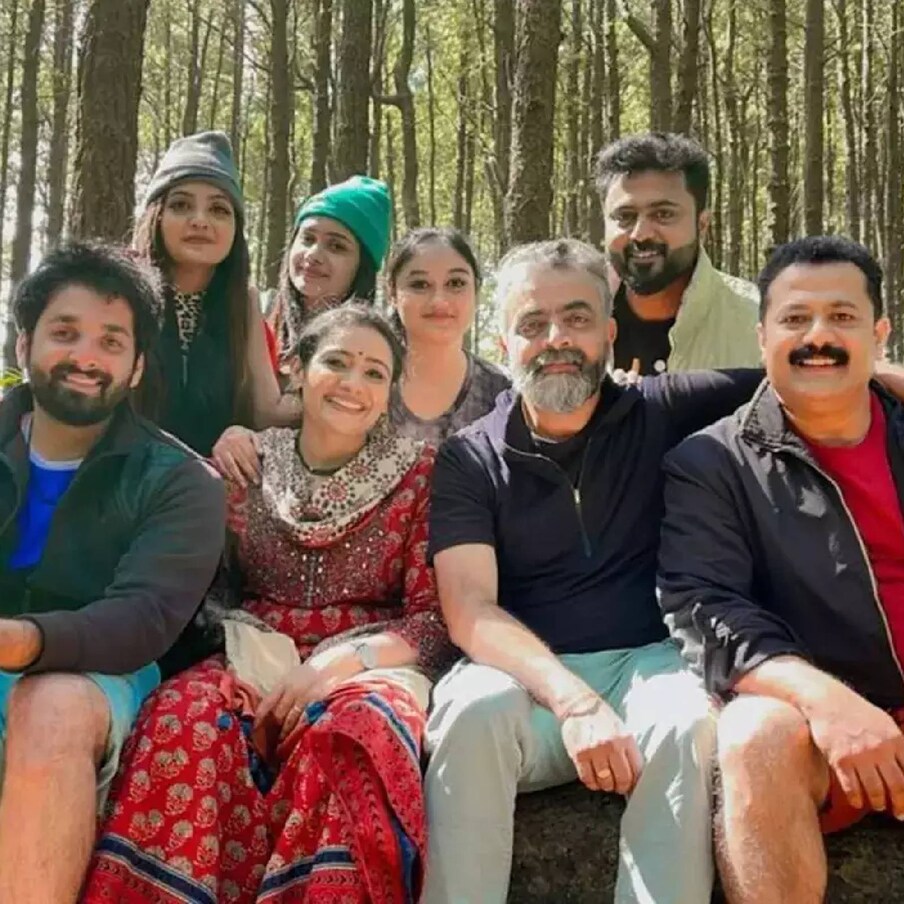  എന്നാൽ സുമിത്രയെ വീണ്ടും തന്റെ ജീവിതത്തിൽ വേണമെന്ന് ആഗ്രഹിക്കുന്ന സിദ്ധു ഈ വിവാഹത്തിൽ ഏതു തരത്തിൽ പ്രതികരിക്കും എന്നതാണ് കുടുംബവിളക്ക് പ്രേക്ഷകരുടെ ചോദ്യം