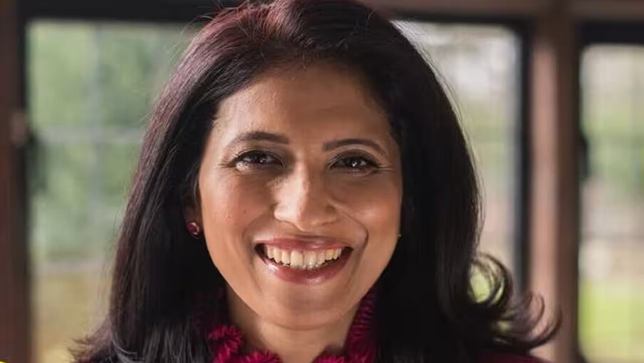  ബ്രിട്ടീഷ്-ഇന്ത്യൻ എക്സിക്യൂട്ടീവ് ലീന നായർ 2021 ഡിസംബറിൽ ഐക്കണിക് ഫാഷൻ ഹൗസ് ചാനലിന്റെ സിഇഒ ആയി നിയമിതയായി. അതിനുമുമ്പ്, കൺസ്യൂമർ ഗുഡ്സ് ഭീമനായ യൂണിലിവറിന്റെ ഏറ്റവും പ്രായം കുറഞ്ഞതും ആദ്യത്തെ ഏഷ്യൻ ചീഫ് ഹ്യൂമൻ റിസോഴ്‌സ് ഓഫീസറുമായിരുന്നു അവർ.