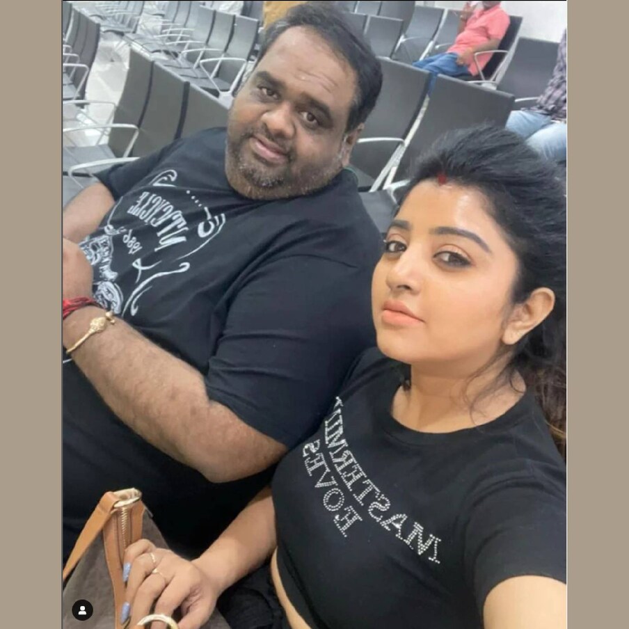  യൂട്യൂബ് പരദൂഷണക്കാരോട് ഇതിന് ഒരു അന്ത്യമില്ലേ എന്നാണ് രവീന്ദർ ചോദിക്കുന്നത്. ഞങ്ങൾ സന്തോഷത്തോടെയിരിക്കുന്നു, സർവോപരി ഞങ്ങൾക്ക് പ്രിയപ്പെട്ടവരെയും സന്തോഷിപ്പിക്കുന്നു എന്ന് രവീന്ദർ