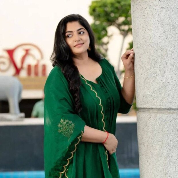  മലയാളികളുടെ പ്രിയ യുവനടി മഞ്ജിമ മോഹൻ (Manjima Mohan) 2022ലാണ് വിവാഹിതയായത്. ഏറെക്കാലത്തെ പ്രണയത്തിനൊടുവിൽ നടൻ ഗൗതം കാർത്തിക് ആണ് മഞ്ജിമയെ വിവാഹം ചെയ്തത്. മലയാള സിനിമയിൽ ബാലതാരവും നായികയും ആയെങ്കിലും മഞ്ജിമ കൂടുതൽ സജീവമായത് മറ്റു ഭാഷകളിലാണ്. ഇതിനിടെ താരം ചില ആരോഗ്യപ്രശ്നങ്ങളും നേരിട്ടു