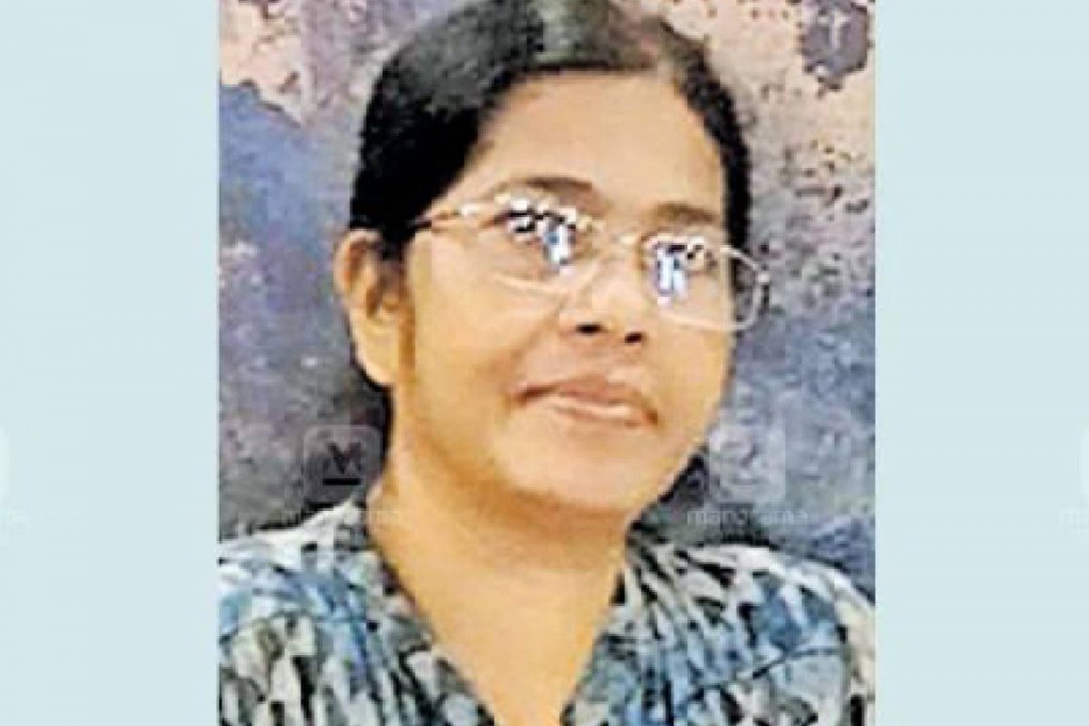 മണ്ണുമാന്തി യന്ത്രം ഉപയോഗിച്ച് പിഴുതു മാറ്റുന്നതിനിടയിൽ പന ദേഹത്തു വീണ് തിരുവല്ലയിൽ വീട്ടമ്മ മരിച്ചു