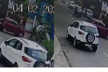 ഹാന്‍ഡ് ബ്രേക്ക് കുട്ടി താഴ്ത്തി; കാര്‍ പിന്നോട്ടുരുണ്ട് റോഡിലേക്കിറങ്ങി; അപകടം ഒഴിവായത് തലനാരിഴയ്ക്ക്