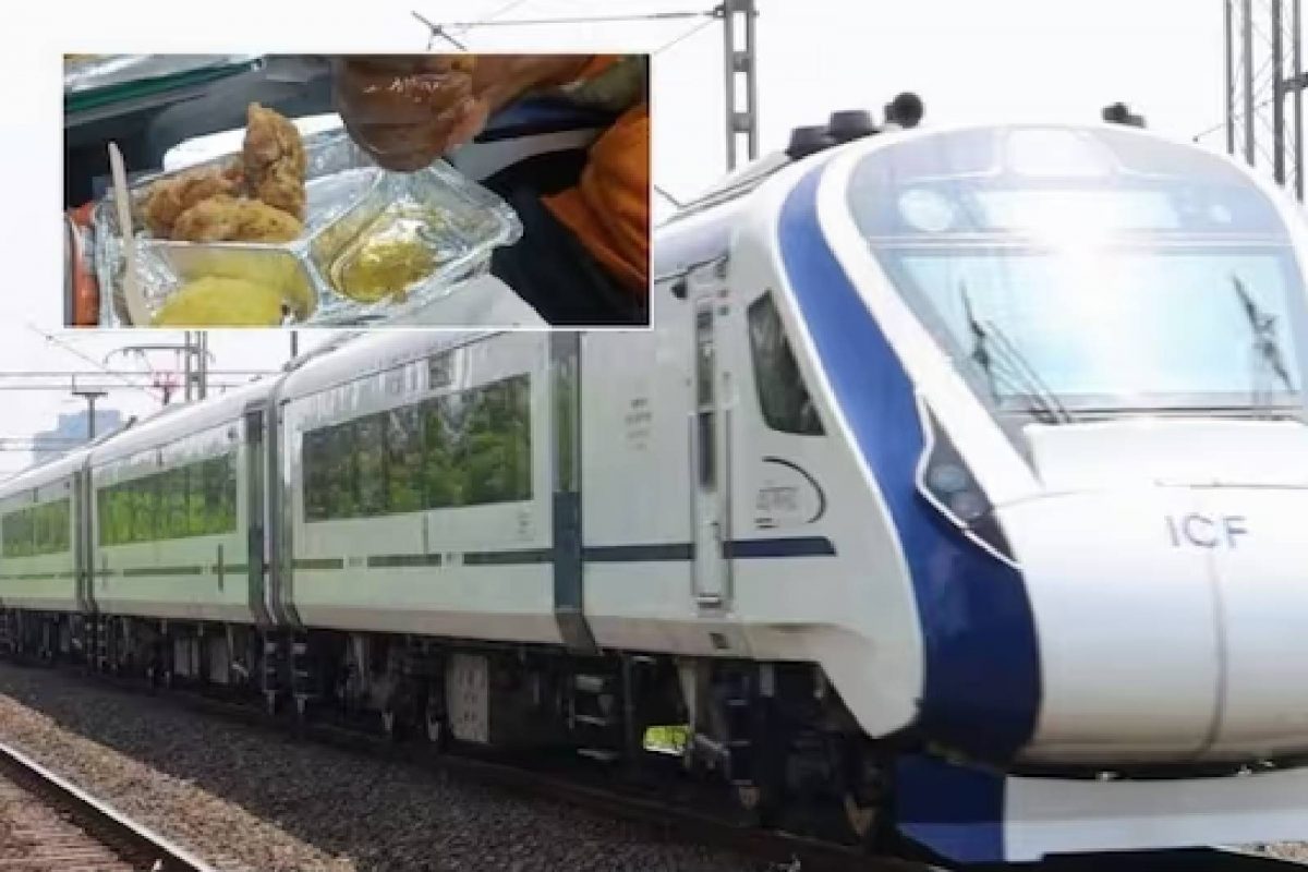 തനിക്ക് ലഭിച്ച ഭക്ഷണപ്പൊതിയില്‍ നിന്ന് വട പുറത്തെടുത്ത യാത്രക്കാരന്‍ അത് പരസ്യമായി പിഴിഞ്ഞ് കാണിക്കുന്നുണ്ട്.