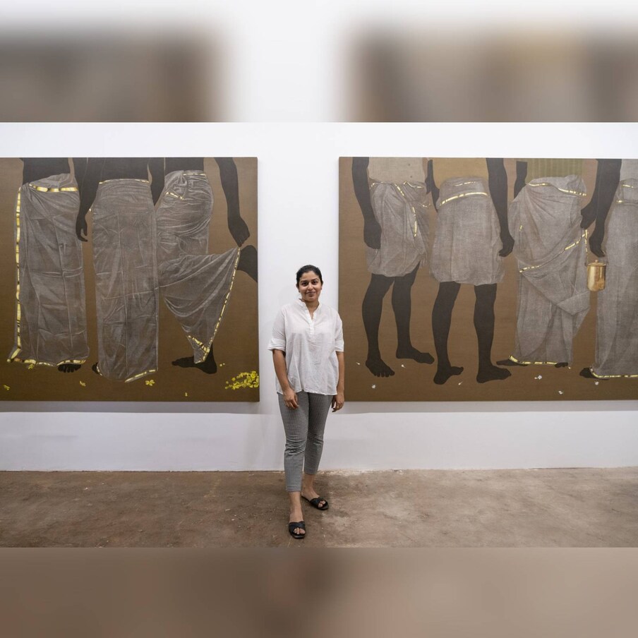  ബിനാലെയിൽ ദേവിസീതാറാമൊരുക്കിയ 'ബ്രദേഴ്‌സ്, ഫാദേഴ്‌സ്, അങ്കിൾസ്' എന്ന കേരളീയ പശ്ചാത്തലത്തിലുള്ള പെയിന്റിംഗുകളിൽ സ്ത്രീകളില്ല. മടക്കിക്കുത്തിയും അല്ലാതെയും കസവുമുണ്ടുടുത്ത പുരുഷന്മാരുടെ കയ്യിൽ പത്രവും കാലൻകുടയും തിളങ്ങുന്ന ചെമ്പ് തൂക്കുപാത്രവും കാണാം. ഇതേക്കുറിച്ച് ദേവി നിലപടിങ്ങനെ: "പൊതു ഇടങ്ങളിലെ ആൺകോയ്‌മയുടെ പ്രതീകമാണിത്. മുണ്ടിന്റെ രാഷ്ട്രീയവും അതിന്റെ പ്രതീകാത്മക ശക്തിയും ഉദ്ദേശിച്ചിട്ടുണ്ട്."