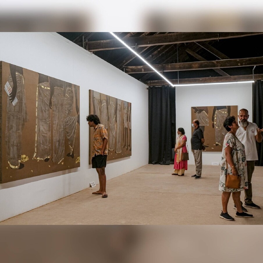  സ്ത്രീകൾക്ക് അപൂർവ്വമായി മാത്രം പ്രാപ്യമായ സാമൂഹിക കൂട്ടായ്‌മകളുടെ കർത്തൃത്വത്തിനായി യത്നിച്ചുകൊണ്ടിരിക്കുന്ന പുരുഷന്മാരെ ചിത്രങ്ങളിൽ അടയാളപ്പെടുത്താൻ പരമ്പരാഗത രീതിയിൽ കസവുകരയുള്ള മുണ്ടുടുത്തവരാക്കി. മുണ്ടിന്റെ കോന്തലയിൽ ഇഴുകിച്ചേർന്ന പുരുഷാധിപത്യ നാട്യങ്ങൾ വിവിധയിടങ്ങളിൽ ആവർത്തിതമാക്കി. അധീശത്വ ത്വരയുള്ള ആൺകൂട്ടങ്ങളുടെ രൂപപ്പെടൽ ദേവിയുടെ പെയിന്റിംഗുകളിൽ കണ്ടെത്താനാകും. പുരുഷ മേധാവിത്ത കൂട്ടായ്‌മയെന്ന സാമൂഹ്യ പ്രതിഭാസത്തെ ദേവി അഭിമുഖീകരിക്കുന്ന രീതി കാലത്തിനതീതമാണെന്ന് തിരിച്ചറിയാൻ ചിത്രങ്ങളിലെ സ്ഥലകാല സംബന്ധിയായ സൂചനകൾ ഒഴിവാക്കിയാൽ മതി.
