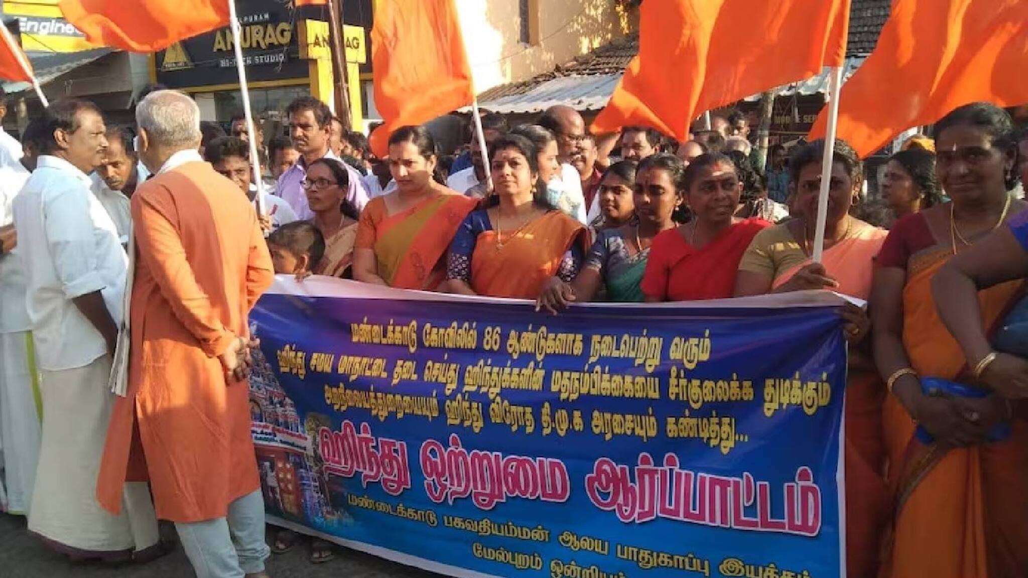 മണ്ടയ്ക്കാട് വിലക്ക്; കന്യാകുമാരി ജില്ലയിൽ ദീപം തെളിച്ച് പ്രാർഥനയുമായി ഹൈന്ദവ സംഘടനകൾ