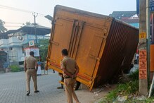 തൃപ്പൂണിത്തുറയിൽ ഒരു വർഷത്തോളമായി മൂടാതെ കിടന്ന കുഴിയിൽ വീണ് ലോറി മറിഞ്ഞു