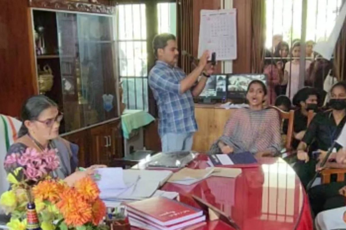 കാസര്‍ഗോഡ് വിദ്യാര്‍ത്ഥികളെ പൂട്ടിയിട്ട പ്രിന്‍സിപ്പലിനെ ചുമതലയില്‍ നിന്ന് നീക്കാന്‍ മന്ത്രിയുടെ നിര്‍ദേശം