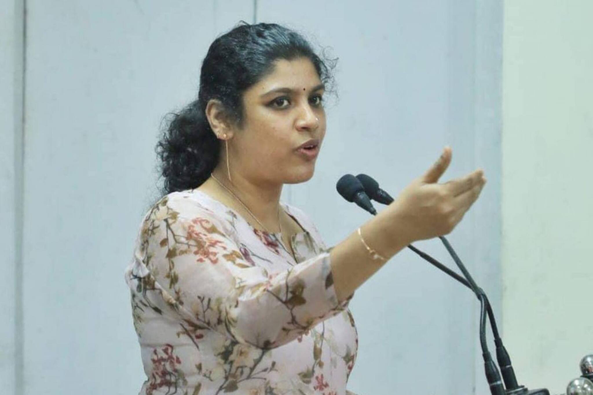 'ഒന്നര വർഷത്തിലേറെയായി ചിന്താ ജെറോമും അമ്മയും താമസിക്കുന്നത് ഏഴായിരം രൂപ ദിവസ വാടകയുള്ള റിസോർട്ടിൽ'