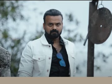 പകലും പാതിരാവും