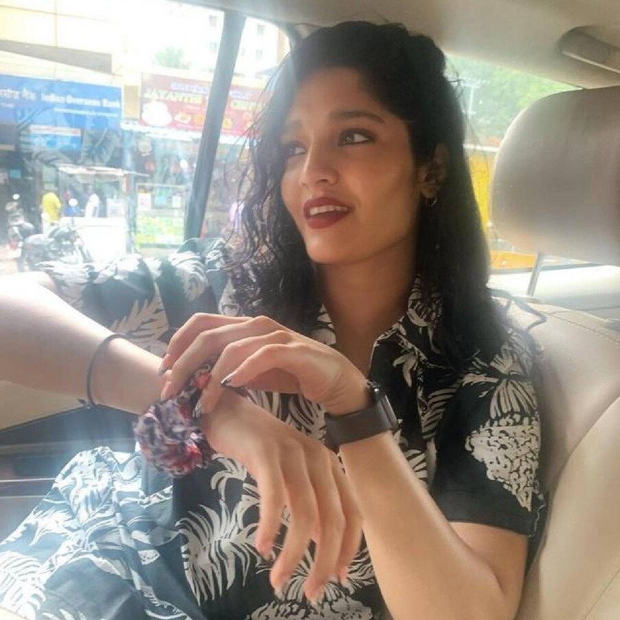  സാക്ഷി ഗുലാത്തി എന്നാണ് റിതികയുടെ കഥാപാത്രത്തിന് പേര്. സിനിമയുടെ ഷൂട്ടിങ്ങിലെ കാഠിന്യമേറിയ കാര്യവും ഈ കഥാപാത്രം ചെയ്യുക എന്നതായിരുന്നു. തെലുങ്ക് ഭാഷയിലാണ് സിനിമ അടിസ്ഥാനപരമായി നിർമ്മിക്കുന്നത്