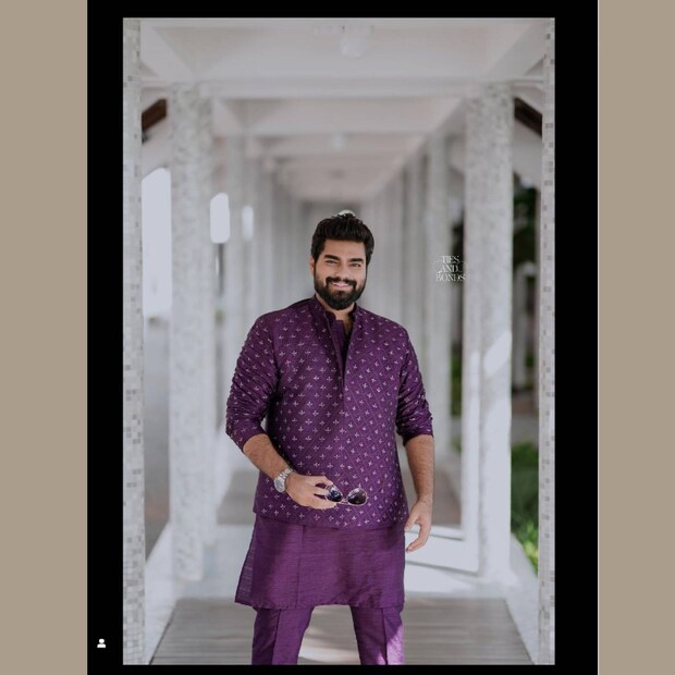  ഒരേ നിറമുള്ള വസ്ത്രങ്ങൾ അണിഞ്ഞ്, ആരതിയെ ചേർത്ത് പിടിച്ചുള്ള റോബിന്റെ ഫോട്ടോയാണ് സോഷ്യൽ മീഡിയയിൽ എത്തിയ വിവാഹനിശ്ചയ ചിത്രം. ലെഹങ്കയാണ് ആരതിയുടെ വേഷം. റോബിൻ ധരിച്ചത് കുർത്തയായിരുന്നു (തുടർന്ന് വായിക്കുക)