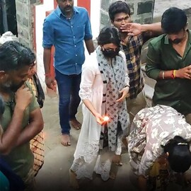 ചെരുപ്പിടാതെ പഴനിയിലെ 600 പടികൾ ചവിട്ടിക്കയറി താരറാണിയുടെ ക്ഷേത്രദർശനം