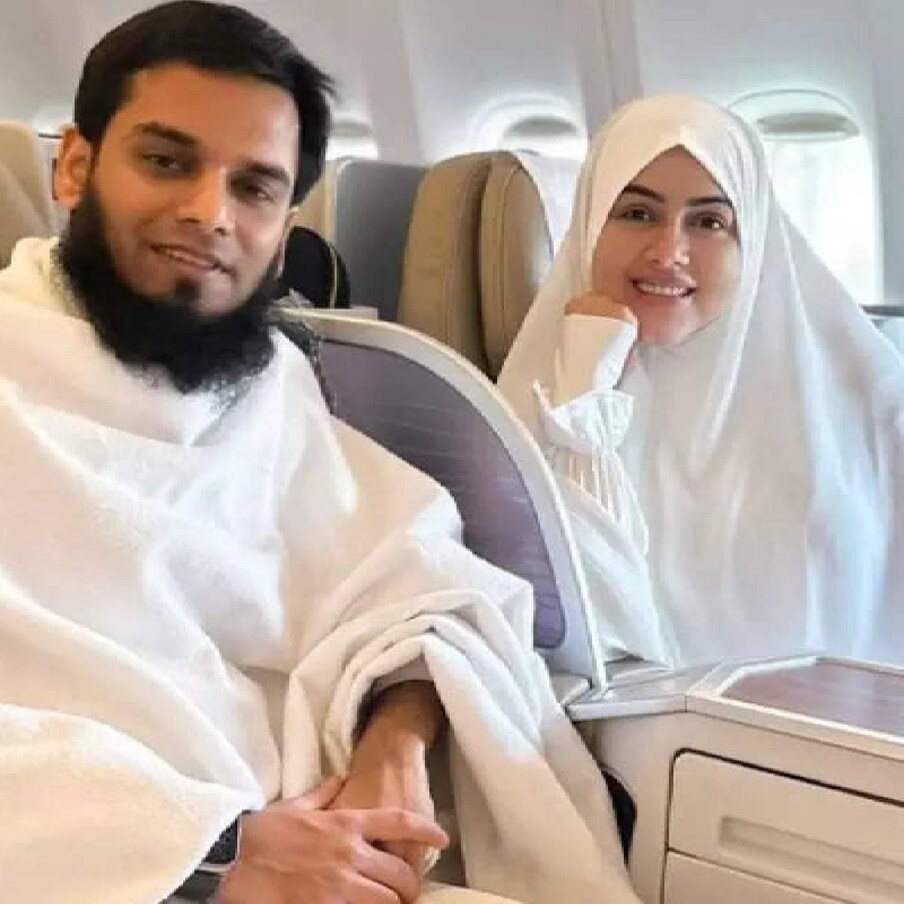  അനസ് സായിദ് ആണ് സനയുടെ ഭർത്താവ്. അദ്ദേഹവുമൊത്ത് ഉംറക്ക് പോയ വിശേഷങ്ങൾ പങ്കിട്ടു കൊണ്ട് സന വീണ്ടും സോഷ്യൽ മീഡിയയിൽ എത്തി. ഈ ഉംറ തനിക്കു വളരെ സ്പെഷ്യൽ ആണ് എന്നായിരുന്നു സന കുറിച്ചത്. ഇത് കൂടുതൽ ചർച്ചകൾക്ക് വഴിവച്ചു കഴിഞ്ഞു (തുടർന്ന് വായിക്കുക)