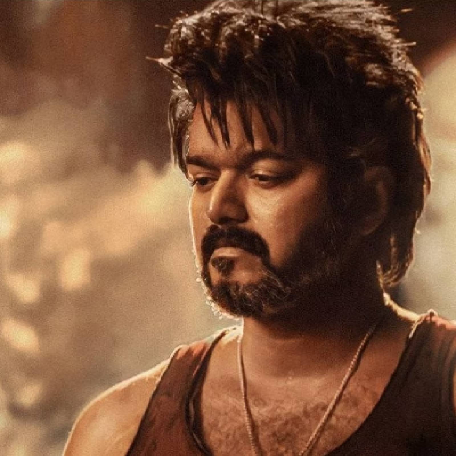  ഇതോടുകൂടി ഇരുവർക്കും ഇടയിൽ കാര്യങ്ങൾ മെച്ചപ്പെട്ടതായി പലയിടങ്ങളിലും റിപ്പോർട്ട് വന്നു. കൂടാതെ നടൻ തന്റെ അച്ഛനെ ചടങ്ങിൽ ക്ഷണിക്കുന്നതും കാണപ്പെട്ടു. ഇപ്പോഴിതാ, വിജയിന്റെയും അമ്മയുടെയും പുതിയ ചിത്രം സോഷ്യൽ മീഡിയയിലെ ദശലക്ഷക്കണക്കിന് ആരാധകരെ സന്തോഷിപ്പിച്ചിരിക്കുകയാണ്