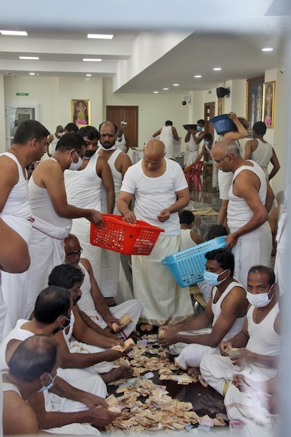  പതിനേഴാം നൂറ്റാണ്ട് മുതൽ ക്ഷേത്രത്തിൽ ഈ പാരമ്പര്യം പിന്തുടരുന്നു എന്നാണ് പറയപ്പെടുന്നത്. ഇപ്പോൾ പുതിയൊരു പരകമണി നിർമിച്ചിരിക്കുകയാണ് തിരുപ്പതി ക്ഷേത്രം. ‌14,962 ചതുരശ്ര അടി വിസ്തീർണത്തിലാണ് വഴിപാടുകൾ എണ്ണാനായുള്ള പുതിയ സ്ഥലം ഒരുക്കിയിരിക്കുന്നത്.