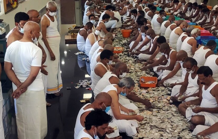  ആന്ധ്രാപ്രദേശിലെ തിരുപ്പതി വെങ്കിടേശ്വര സ്വാമി ക്ഷേത്രത്തിൽ കാണിക്കയെണ്ണാൻ 10 കോടി രൂപ നിർമ്മാണ ചെലവിൽ പുതിയ സംവിധാനം. ക്ഷേത്രത്തിലെ പ്രധാനപ്പെട്ട സ്ഥലങ്ങളിലൊന്നാണ് പരകമണി (Parakamani) മണ്ഡപം.
