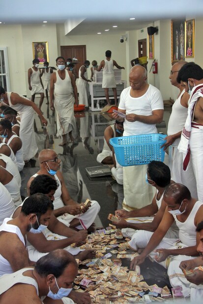  ഇപ്പോൾ ചെറിയ ലിഫ്റ്റ് ഉപയോഗിച്ച് ലോറിയിൽ കയറ്റിയാണ് പുതിയ പരകമണി മണ്ഡലത്തിലേക്ക് വഴിപാടുകൾ മാറ്റുന്നത്. നാണയങ്ങൾ എണ്ണി പായ്ക്ക് ചെയ്യുന്നതിനായി പുതിയ പരകമണി കെട്ടിടത്തിൽ രണ്ട് യന്ത്രങ്ങൾ സ്ഥാപിക്കാനും ടിടിഡി അധികൃതർ ആലോചിക്കുന്നുണ്ട്.