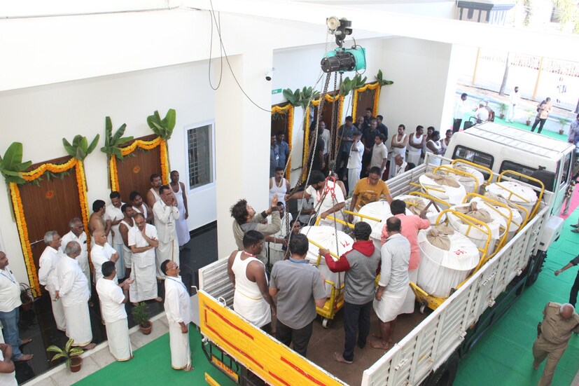  സ്വർണവും വെള്ളിയുമെല്ലാം സുരക്ഷിതമായ മറ്റൊരു സ്ഥലത്ത് സൂക്ഷിക്കും. വഴിപാടുകളുടെ മൂല്യം ഒരു അപ്രൈസറുടെ സാന്നിധ്യത്തിൽ മാസത്തിലൊരിക്കൽ കണക്കു കൂട്ടും. പിന്നീട് ഇവ കർശന സുരക്ഷാ ക്രമീകരണങ്ങളോടെ തിരുപ്പതിയിലെ ടിടിഡി ട്രഷറിയിലേക്ക് അയയ്ക്കും.