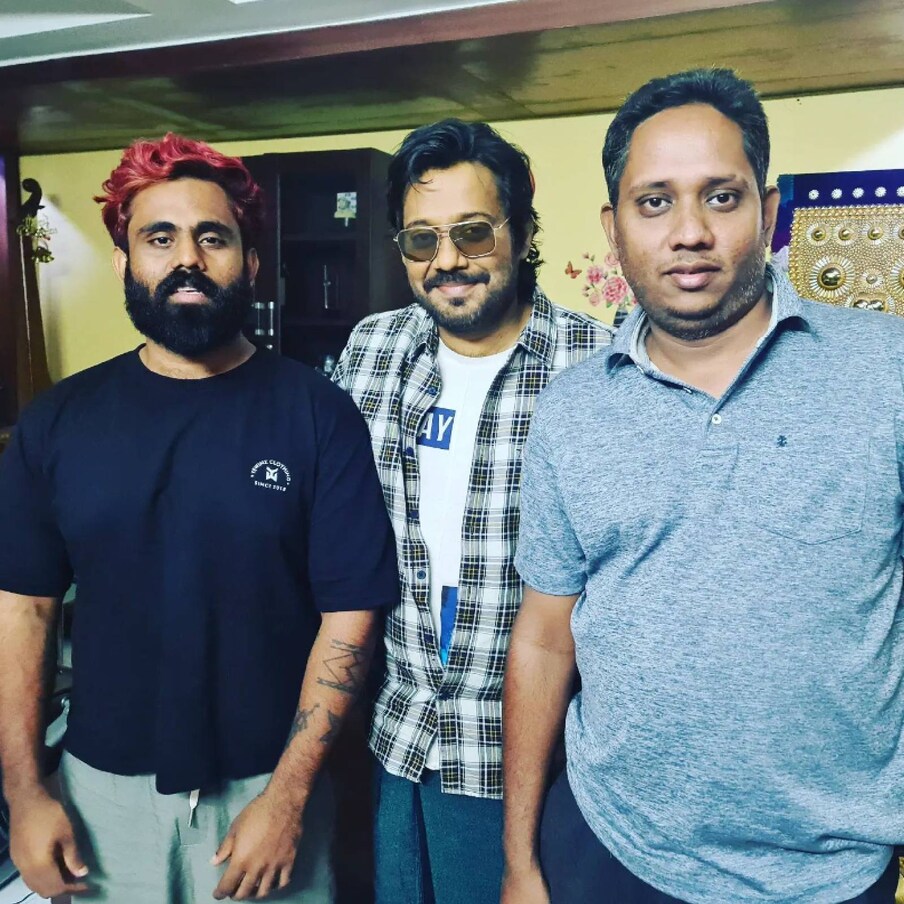  നടൻ ബാലയുടെ (Actor Bala) ഏറ്റവും പുതിയ ചിത്രത്തിന് താഴെ കമന്റ് പെരുമഴ. മോഹൻലാലിൻറെ 'ആറാട്ട്' സിനിമ മുതൽ തിയേറ്ററിനു പുറത്തുനിന്നും സിനിമാ റിവ്യൂ പറയുന്നതിലൂടെ ശ്രദ്ധ നേടിയ സന്തോഷ് വർക്കി, ഉണ്ണി മുകുന്ദനുമായുള്ള വാക്കുതർക്കത്തിന്റെ പേരിൽ വാർത്തകളിൽ ഇടം നേടിയ സീക്രെട്ട് ഏജന്റ് എന്ന യൂട്യൂബ് വ്ലോഗർ എന്നിവരാണ് ബാലയുടെ ഏറ്റവും പുതിയ ഫോട്ടോയിൽ ഒപ്പമുള്ളത്