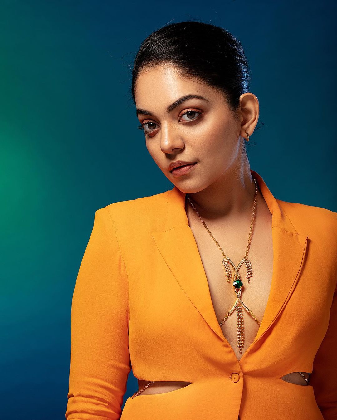  അച്ഛന്റെ രാഷ്ട്രീയം അദ്ദേഹത്തിന്റെ ചോയ്സ് ആണെന്നും അതു തന്നെ ബാധിക്കാറില്ലെന്നും നടി അഹാന കൃഷ്ണ. അച്ഛന്റെ രാഷ്ട്രീയനിലപാടുകൾ വച്ച് തന്നെ ജഡ്ജ്ചെയ്യേണ്ടെന്നും അവർ പറഞ്ഞു. റെഡ് എഫ്എമ്മിന് നൽകിയ നൽകിയ അഭിമുഖത്തിലാണ് അഹാന, അച്ഛൻ കൃഷ്ണകുമാറിനെ കുറിച്ചും രാഷ്ട്രീയത്തെ കുറിച്ചുമുള്ള കാര്യങ്ങൾ പങ്കുവച്ചത്.