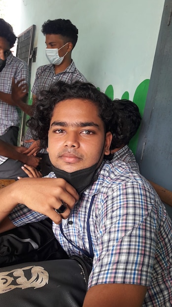  നന്നായി നൃത്തം ചെയ്യുന്ന അജാസ് ഇപ്പോൾ സ്കൂൾ കലോത്സവങ്ങളിലൊന്നും പങ്കെടുക്കാറില്ല. ഏറെ നിർബന്ധിച്ചപ്പോഴാണ് സ്കൂൾ വാർഷികത്തിന് അവൻ ഒരു ഡാൻസ് കളിച്ചതെന്നും ടീച്ചർ പറയുന്നു. ഗോഡ് ഫാദർമാരില്ലാത്ത ഒരു സാധാരണ കുടുംബാംഗമായതിനാലാണ് അജാസിന് സിനിമയിൽ കൂടുതൽ അവസരങ്ങൾ ലഭിക്കാതെ പോയതെന്നും മിനി ടീച്ചർ പറയുന്നു. ഒറ്റ സിനിമയിലൂടെ മലയാളിമനസ്സിൽ ഇടം പിടിച്ച അജാസിന് സിനിമയിൽ കൂടുതൽ അവസരം ലഭിക്കാൻവേണ്ടി സഹായിക്കണമെന്നാണ് ടീച്ചർക്ക് അഭ്യർഥിക്കാനുള്ളത്...