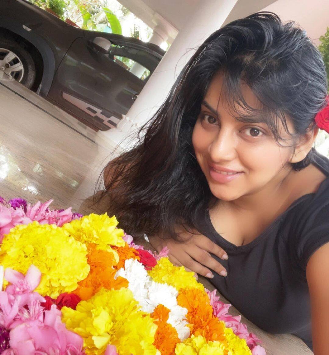 കറുപ്പിൽ 'ലിച്ചി' ഇത്ര സുന്ദരിയോ? നടി അന്ന രാജന്റെ ചിത്രങ്ങൾ വൈറല് ...
