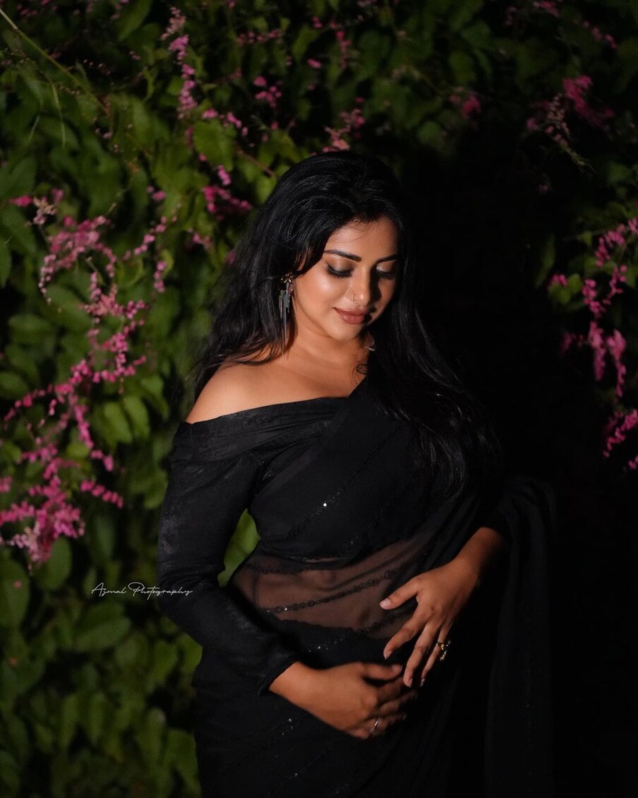  മലയാളത്തിലെ പ്രമുഖ താരങ്ങള്‍ക്കൊപ്പമെല്ലാം അഭിനയിക്കാനുള്ള ഭാഗ്യം അന്ന രാജന് ലഭിച്ചിട്ടുണ്ട്. സിനിമയിലെത്തുന്നതിന് മുമ്പ് അന്ന രേഷ്മ രാജന്‍ കൊച്ചിയിലെ ഒരു സ്വകാര്യ ആശുപത്രിയില്‍ നേഴ്സായിരുന്നു. Photos: Anna Rajan/ Instagram