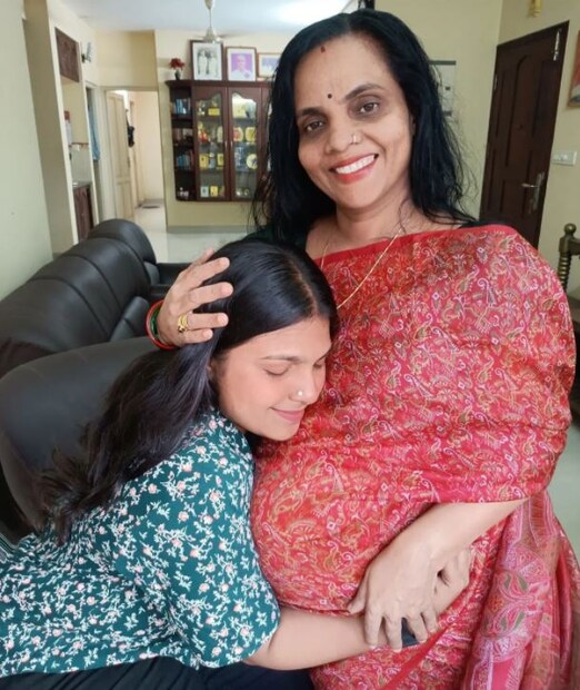 ഇരുപത്തിമൂന്നാം വയസില് ചേച്ചിയാകാന് ഒരുങ്ങുന്നുവെന്ന് നടിയും നര്ത്തകിയുമായ ആര്യാ പാര്വ്വതി. അമ്മ ദീപ്തി ശങ്കര് ഗര്ഭിണിയാണെന്നും ഉടന് തന്നെ താനൊരു അമ്മയുടെയും വല്യേച്ചിയുടെയും റോള് ഏറ്റെടുക്കാന് തയ്യാറെടുക്കുകയാണെന്നും ആര്യ ഇന്സ്റ്റഗ്രാമില് കുറിച്ചു.  അമ്മയുടെ നിറവയറില് മുഖം ചേര്ത്ത് പിടിക്കുന്ന ചിത്രത്തൊടപ്പമാണ് ആര്യ കുടുംബത്തിലേക്ക് പുതിയ അതിഥിയെത്തുന്ന വിവരം ആരാധകരെ അറിയിച്ചത്.   ഇരുപത്തിമൂന്നാം വയസില് ചേച്ചിയാകാന് ഒരുങ്ങുന്നുവെന്ന് നടിയും നര്ത്തകിയുമായ ആര്യാ പാര്വ്വതി. അമ്മ ദീപ്തി ശങ്കര് ഗര്ഭിണിയാണെന്നും ഉടന് തന്നെ താനൊരു അമ്മയുടെയും വല്യേച്ചിയുടെയും റോള് ഏറ്റെടുക്കാന് തയ്യാറെടുക്കുകയാണെന്നും ആര്യ ഇന്സ്റ്റഗ്രാമില് കുറിച്ചു.  അമ്മയുടെ നിറവയറില് മുഖം ചേര്ത്ത് പിടിക്കുന്ന ചിത്രത്തൊടപ്പമാണ് ആര്യ കുടുംബത്തിലേക്ക് പുതിയ അതിഥിയെത്തുന്ന വിവരം ആരാധകരെ അറിയിച്ചത്.