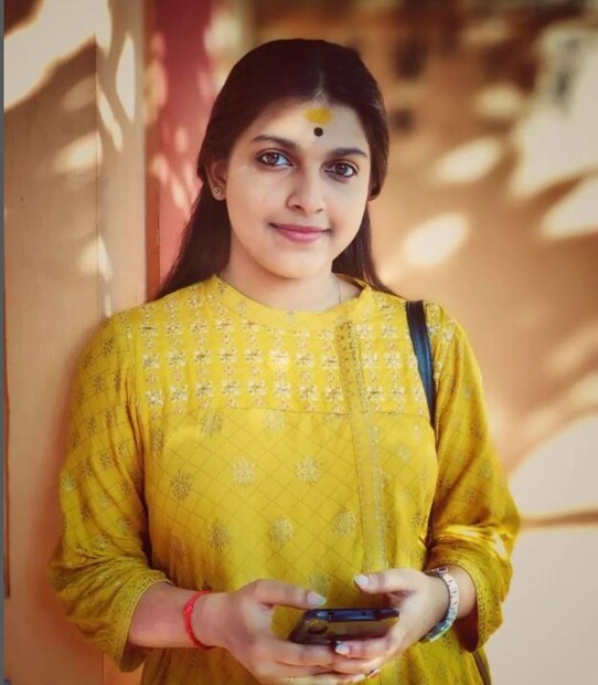  സംസ്ഥാന സ്‌കൂള്‍ കലോത്സവത്തില്‍ മോഹിനിയാട്ടത്തില്‍ ഒന്നാം സ്ഥാനത്ത് എത്തിയ ആര്യ പിന്നീട് നൃത്തത്തിന്റെ വഴി തിരഞ്ഞെടുക്കുകയായിരുന്നു. കാലടി ശ്രീശങ്കരാചാര്യ സര്‍വകലാശാലയില്‍ നിന്ന് മോഹിനിയാട്ടത്തില്‍ ബിരുദം നേടിയിട്ടുണ്ട്.