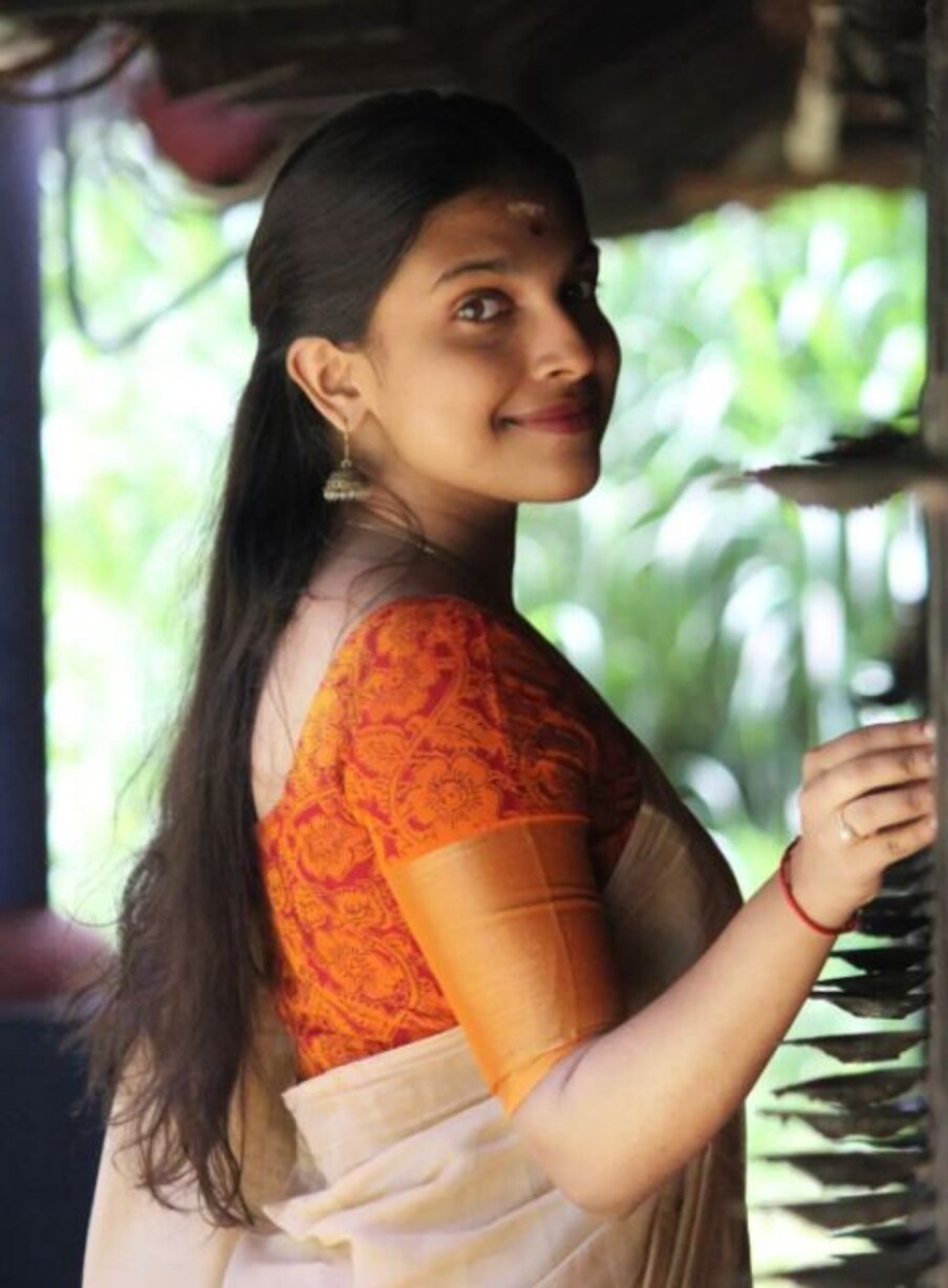  ഇന്‍സ്റ്റഗ്രാമില്‍ ഏറെ ആരാധകരുള്ള നടിയും നര്‍ത്തകിയുമാണ് ആര്യാ പാര്‍വ്വതി. ചെമ്പട്ട്, ഇളയവള്‍ ഗായത്രി എന്നീ സീരിയലുകളിലൂടെ ശ്രദ്ധ നേടി.