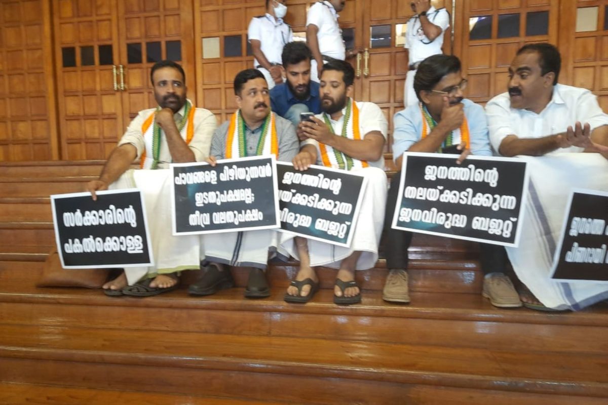  ജനുവരി 23ന് ആരംഭിച്ച 15ാം നിയമസഭയുടെ എട്ടാം സമ്മേളനത്തിനിടെയാണ് സംഘർഷമുണ്ടായത്. സ്പീക്കർ നിരന്തരം അടിയന്തര പ്രമേയ നോട്ടീസ് അവഗണിക്കുന്നുവെന്ന് ആരോപിച്ചാണ് പ്രതിപക്ഷ എംഎൽഎമാർ അദ്ദേഹത്തിന്റെ നിയമസഭയിലെ ഓഫീസിന് മുന്നിൽ കുത്തിയിരുന്ന് പ്രതിഷേധിച്ചത്. തുടർന്ന് വാച്ച് ആൻഡ‍് വാർഡുമായി കൈയാങ്കളിയായി. സംഘർഷത്തിനിടെ കെ കെ രമ എംഎൽഎയുടെ കൈയ്ക്ക് പൊട്ടലേറ്റിരുന്നു.