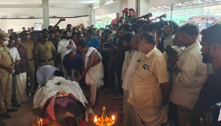  രാജഗിരി ആശുപത്രി മോർച്ചറിയിൽ നിന്ന് രാവിലെ എട്ട് മണിയോടെ മ്യതദേഹം വരാപ്പുഴയിലെ വീട്ടിൽ എത്തിച്ചപ്പോൾ മുതൽ അവസാനമായി ഒരു നോക്ക് കാണാൻ നിരവധി പേരാണ് എത്തിയത്. സുബിയുടെ അകാലവിയോഗത്തിലെ നടുക്കം മാറാതെ സ്ത്രീകളും കുട്ടികളും അടക്കമുള്ളവർ വിതുമ്പുന്നുണ്ടായിരുന്നു.