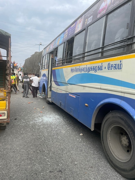  ഇന്നു രാവിലെ എട്ടു മണിക്ക് ശേഷം ജല്ലിക്കെട്ട് നടത്തുന്ന സ്ഥലത്ത് പരിശോധന നടത്തുമെന്നാണ് അധികൃതർ അറിയിച്ചത്. എന്നാൽ ഏഴരയോടെ നാട്ടുകാർ പ്രതിഷേധവുമായി ദേശീയപാത ഉപരോധിക്കുകയായിരുന്നു. പ്രതിഷേധക്കാരിൽ പലരും മദ്യലഹരിയിലായിരുന്നുവെന്നും പൊലീസ് പറയുന്നു.