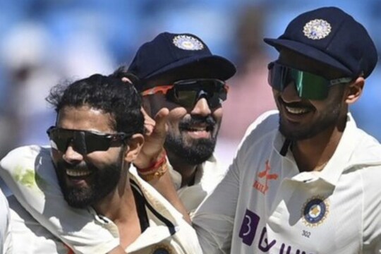 ഏറെക്കാലം പരിക്ക് മൂലം അന്താരാഷ്ട്ര ക്രിക്കറ്റിൽനിന്ന് വിട്ടുനിന്ന രവീന്ദ്ര ജഡേജയുടെ ഉജ്ജ്വല തിരിച്ചുവരവാണ് ആദ്യ ദിവസത്തിലെ പ്രധാന സവിശേഷത