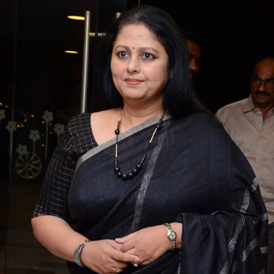  മലയാളത്തിൽ 'ഇഷ്‌ടം' സിനിമയിൽ ദിലീപിന്റെയും നെടുമുടി വേണുവിന്റെയും ഒപ്പം വേഷമിട്ട നടിയാണ് ജയസുധ. നെടുമുടി വേണുവിന്റെ പ്രണയിനിയുടെ റോളായിരുന്നു അത്. ഈ വേഷം ജയസുധയെ മലയാള സിനിമയിൽ അടയാളപ്പെടുത്തിയ കഥാപാത്രം കൂടിയാണ് (തുടർന്ന് വായിക്കുക)