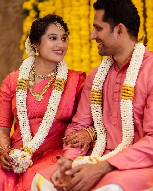  ആചാരപ്രകാരമുള്ള ചടങ്ങുകളോടെയുള്ള ബേബി ഷവർ ആണ് നടത്തിയത് എന്ന് ചിത്രങ്ങളിൽ നിന്നും വ്യക്തം. 2022 നവംബർ മാസത്തിലാണ് കുഞ്ഞ് പിറക്കാൻ പോകുന്ന വിവരം ജോൺ കൊക്കൻ ഇൻസ്റ്റാഗ്രാം പോസ്റ്റിലൂടെ അറിയിച്ചത് (ചിത്രം: ഇൻസ്റ്റഗ്രാം)