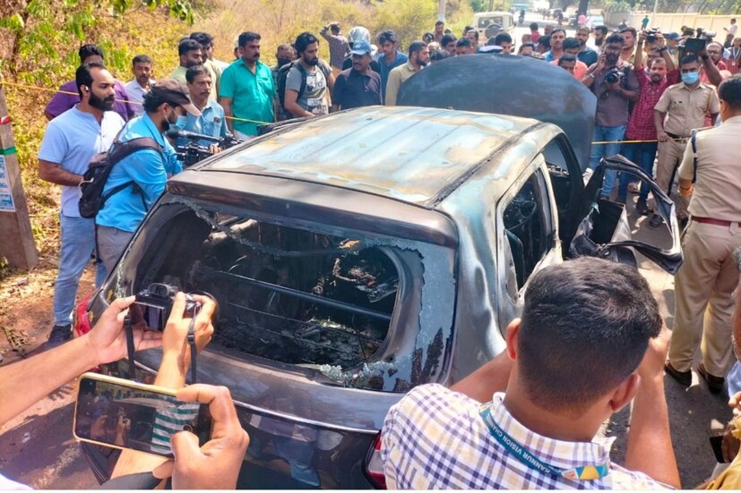 ഒരു കുട്ടി ഉള്‍പ്പെടെ നാലു പേരാണ് പിന്‍സീറ്റില്‍ ഉണ്ടായിരുന്നത്. മുന്നിലെ ഡോര്‍ തുറക്കാനായില്ല. പെട്രോള്‍ ടാങ്ക് പൊട്ടിത്തെറിക്കുമെന്ന ഭീതി, തീ പടര്‍ന്നതിനു ശേഷം വീണ്ടും ശ്രമം തുടരുന്നതില്‍നിന്ന് പിന്തിരിപ്പിച്ചതായും നാട്ടുകാര്‍ പറഞ്ഞു.