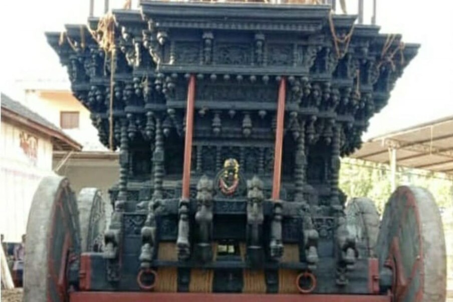  മുരുഡേശ്വരയിലെ പ്രമുഖ വ്യവസായി ആർ എൻ ഷെട്ടിയുടെ മകൻ സുനിൽ ഷെട്ടിയാണ് ഒരു കോടി രൂപ വിലമതിക്കുന്ന പുതിയ രഥം ക്ഷേത്രത്തിന് സമർപ്പിച്ചത്.