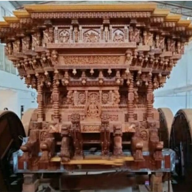 രഥം നിർമ്മിക്കാൻ 9 മാസമെടുത്തു. പഴയ രഥത്തിന്റെ അതെ വലിപ്പത്തിൽ പുതിയ നിറത്തിൽ തേക്കിലും ആവണി പ്ലാവിലുമാണ് ബ്രഹ്മരഥം നിര്‍മ്മിച്ചത്. ഇപ്പോൾ കുംഭാശിയിൽ നിന്ന് കൊല്ലൂരിലേക്ക് ഘോഷയാത്രയായി രഥം എത്തിക്കുകയാണ്. മാർച്ചിൽ നടക്കുന്ന മേളയിൽ പുതിയ രഥം ഉപയോഗിക്കും